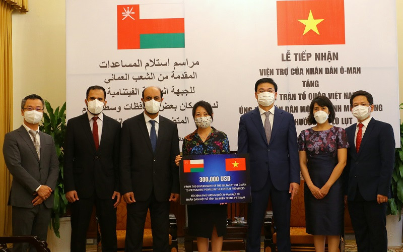 Đại diện Ủy ban Trung ương Mặt trận Tổ quốc Việt Nam tiếp nhận khoản viện trợ trị giá 300 nghìn USD từ Chính phủ Vương quốc Oman, hỗ trợ người dân miền trung khắc phục hậu quả bão, lụt.