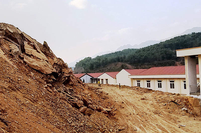 Nguy cơ sạt trượt từ quả đồi sát trường PTDTBT-THCS Trung Thành.
