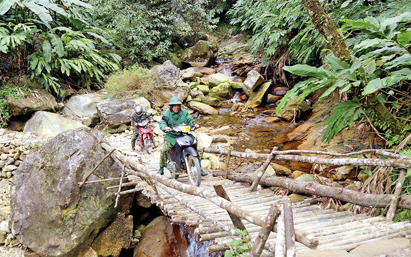 Ðường vào cột mốc 85 còn rất gian nan.