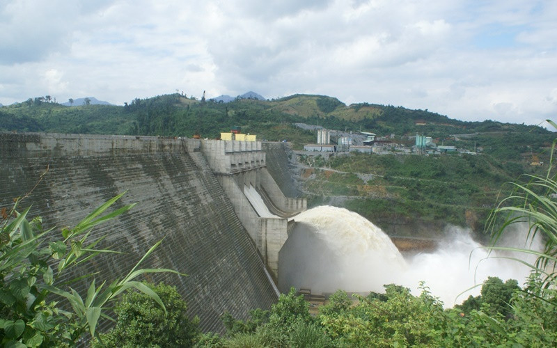 Các hồ thủy chứa thủy điện tiếp tục vận hành để hạ thấp mực nước hồ.