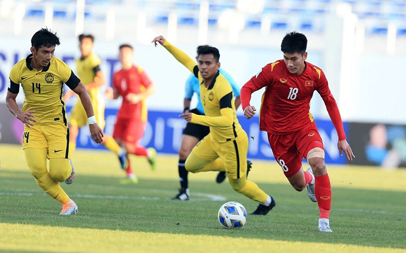 Tiền đạo Nhâm Mạnh Dũng (số 18), cầu thủ ghi bàn mở tỷ số cho U23 Việt Nam trong trận gặp U23 Malaysia. (Ảnh SONG NGỌC)