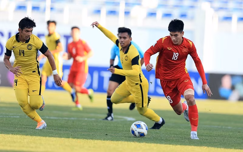 Tiền đạo Nhâm Mạnh Dũng (số 18), cầu thủ ghi bàn mở tỷ số cho U23 Việt Nam trong trận gặp U23 Malaysia. (Ảnh SONG NGỌC)