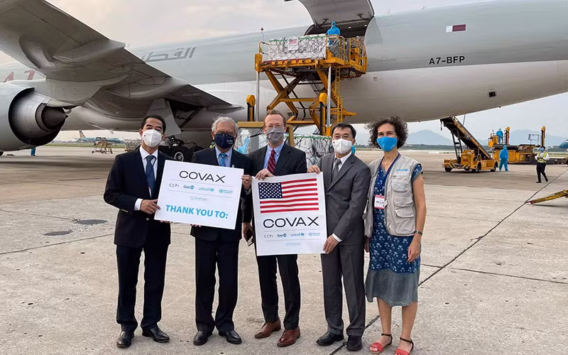 Thứ trưởng Y tế Trần Văn Thuấn, Thứ trưởng Ngoại giao Tô Anh Dũng, ông Kamal Malhotra, Điều phối viên Thường trú Liên Hợp Quốc tại Việt Nam; ông Christopher Klein, Đại biện Lâm thời Đại sứ quán Mỹ tại Việt Nam; Bà Lesley Miller, Quyền Trưởng đại diện UNICEF tại Việt Nam cùng nhận lô vaccine Moderna.