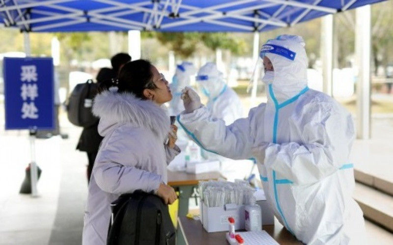 Xét nghiệm Covid-19 ở Đại học Giao thông Thượng Hải. (Ảnh: Tân Hoa Xã)