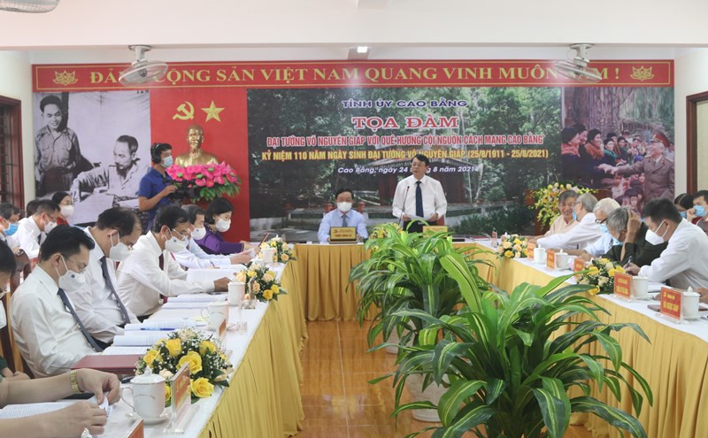 Các đại biểu dự tọa đàm.