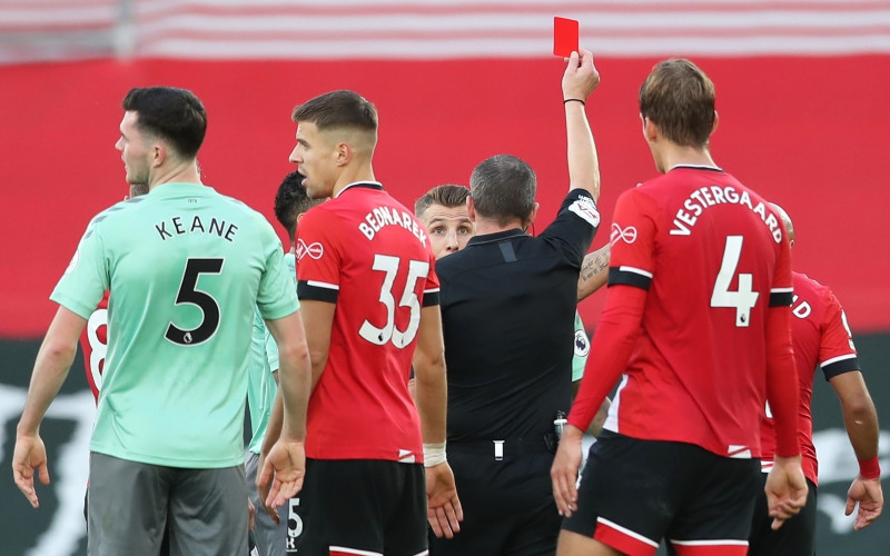 Trọng tài phạt thẻ đỏ cầu thủ Digne của Everton.