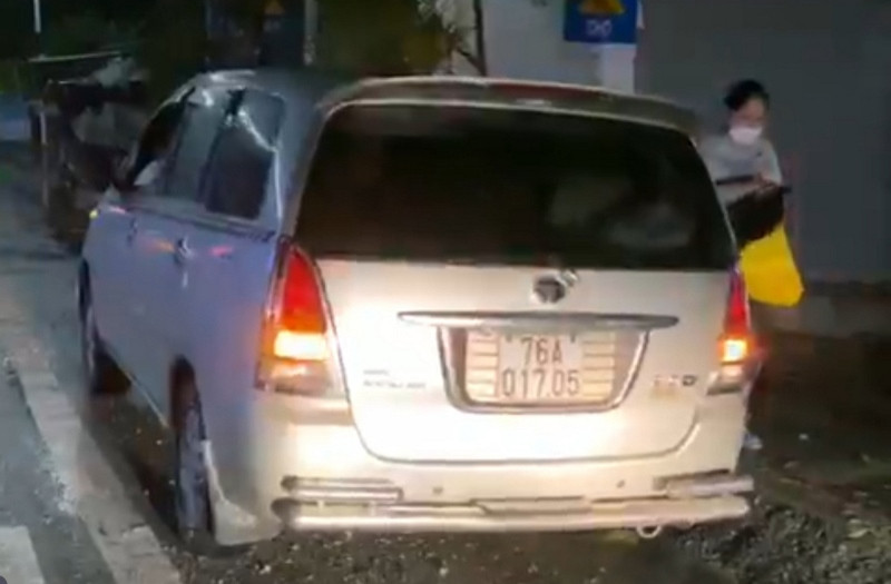 Xe ô-tô BSK 76A-017.05 chở người từ tâm dịch Đà Nẵng về Quảng Ngãi trốn khai báo y tế. (Ảnh: Công an Quảng Ngãi cung cấp)