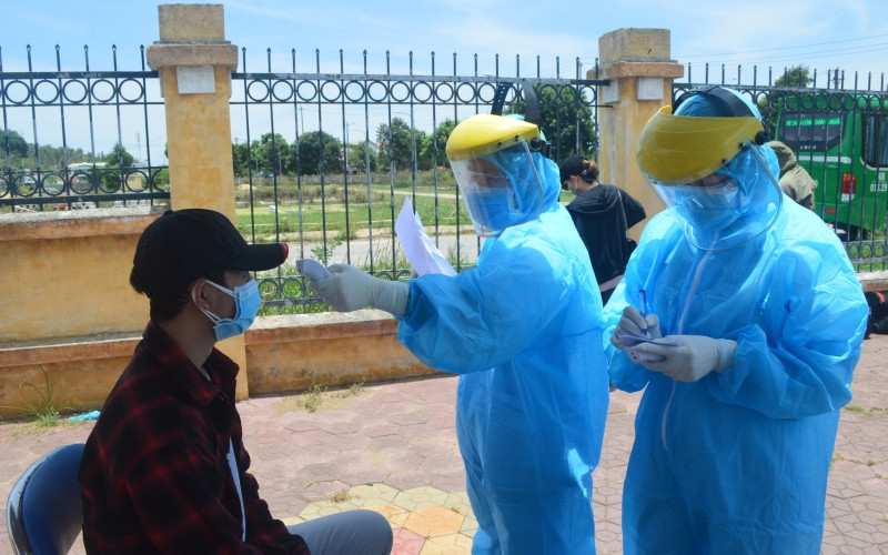 Đo thân nhiệt, tìm hiểu lịch trình đi lại của công dân Quảng Ngãi trở về từ Đà Nẵng.