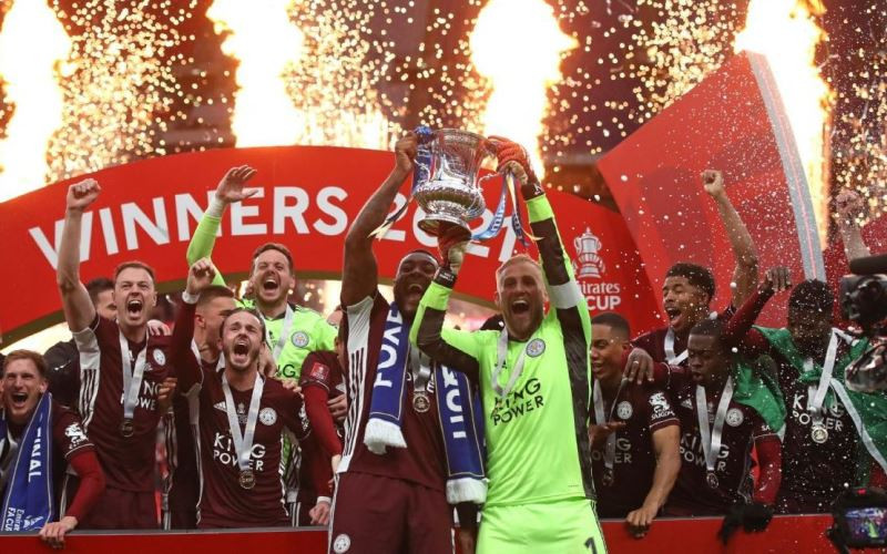 Các cầu thủ Leicester City nâng cao chiếc Cúp FA đầu tiên trong lịch sử đội bóng. (Ảnh: Getty Images)
