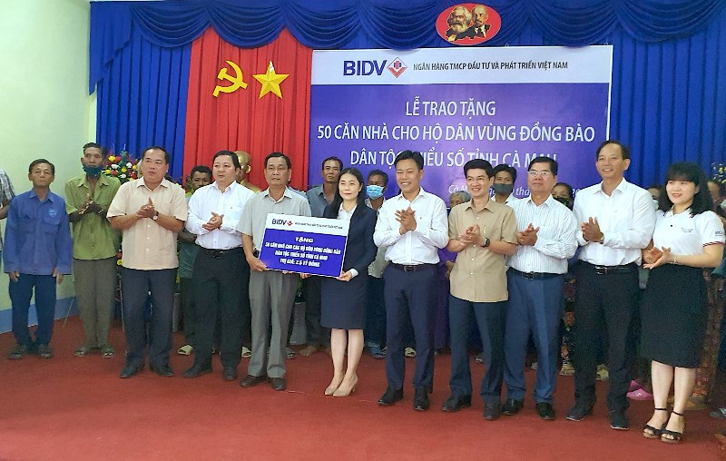 Lãnh đạo tỉnh Cà Mau và đơn vị tài trợ trao tượng trưng 50 căn nhà cho hộ đồng bào dân tộc thiểu số Cà Mau.