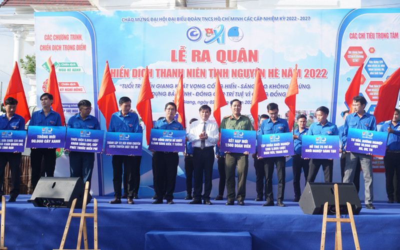 Trao bảng tượng trưng các công trình cấp tỉnh cho các đơn vị.