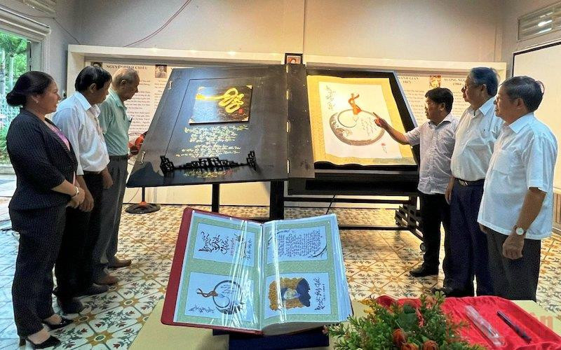 Quyển thư pháp khổ lớn về Danh nhân Nguyễn Đình Chiểu được trưng bày tại Thư viện Nguyễn Đình Chiểu.