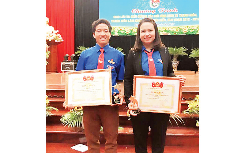 Giàng A Dạy (trái) trong buổi giao lưu và biểu dương các mô hình thanh niên làm kinh tế giỏi. 