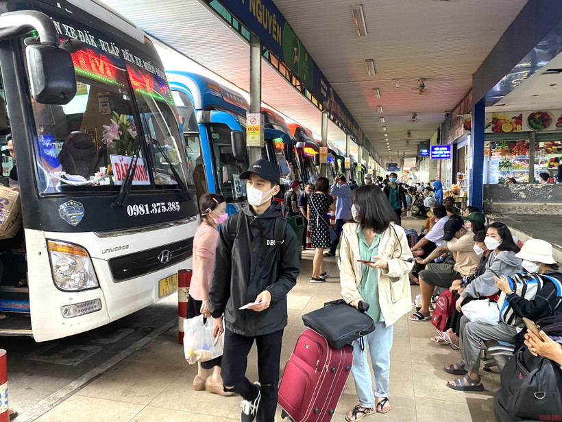  Hành khách đổ dồn về Bến xe miền Đông vào chiều 29/4.