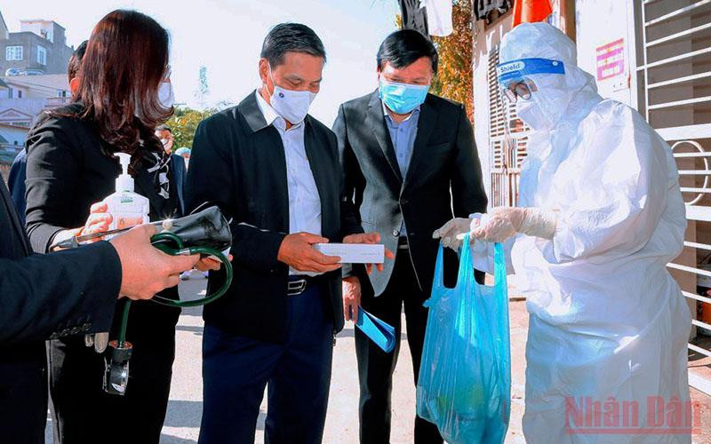 Chủ tịch UBND thành phố Hải Phòng cùng lãnh đạo các ngành chức năng kiểm tra công tác phòng, chống dịch trên địa bàn quận Hồng Bàng. 