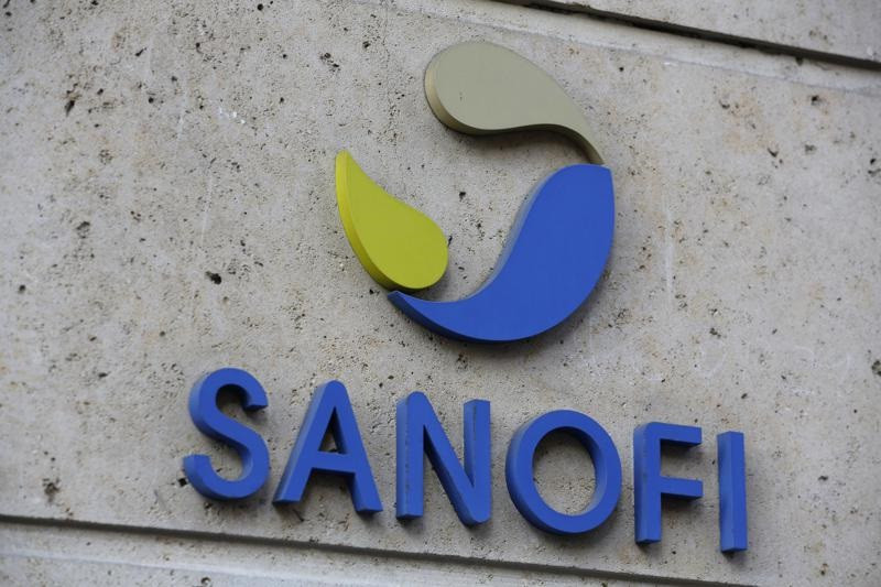 Logo của nhà sản xuất thuốc Sanofi của Pháp tại trụ sở chính của công ty ở Paris. Ảnh: AP.