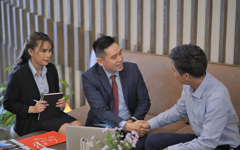 Nhân viên Prudential Việt Nam chăm sóc khách hàng.