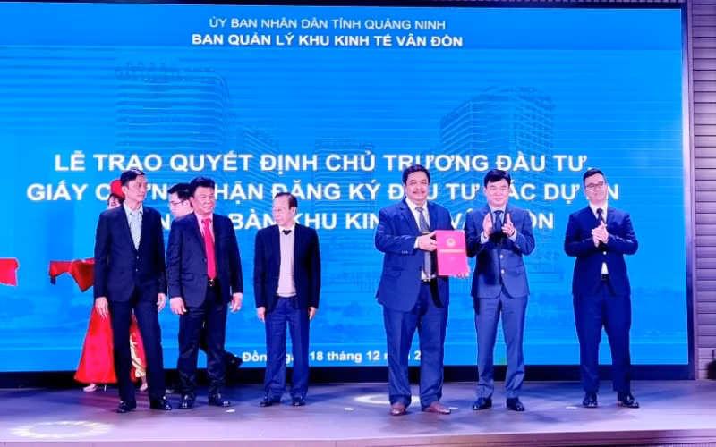 Lãnh đạo tỉnh Quảng Ninh trao giấy chứng nhận đầu tư vào khu Kinh tế Vân Đồn (Quảng Ninh).