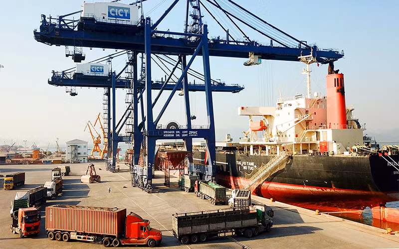 Bốc xếp hàng hóa tại Cảng container quốc tế Cái Lân (CICT), Quảng Ninh.