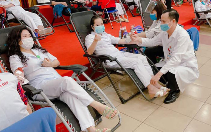 Nhân viên y tế hiến máu tình nguyện hồi đầu năm nay.