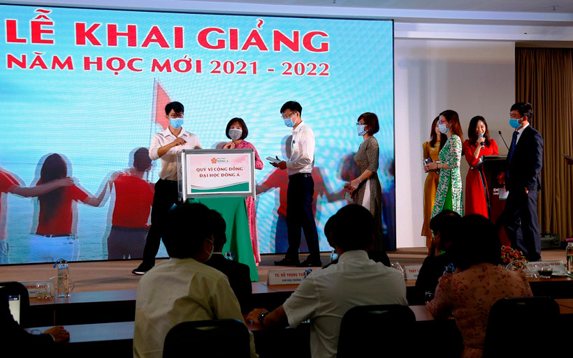 Thầy cô giáo nhà trường tiếp tục ủng hộ Quỹ vì cộng đồng.