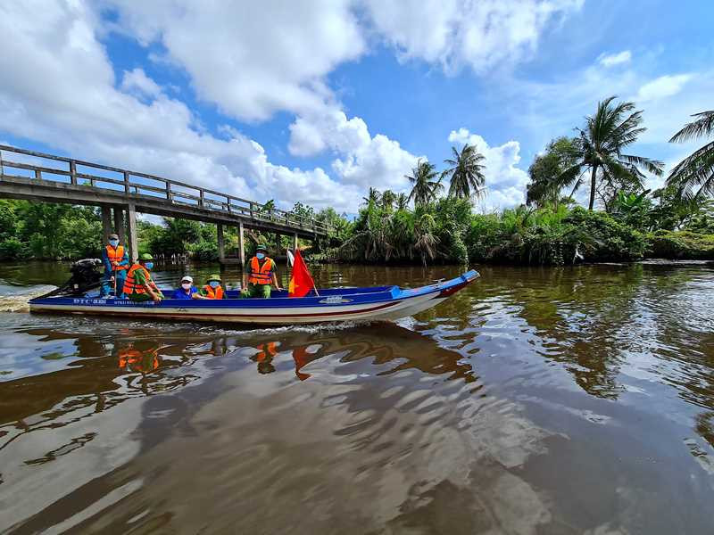 Hoạt động tuần tra, kiểm soát người nhập tỉnh tuyến đường thủy vùng giáp ranh tỉnh Cà Mau.
