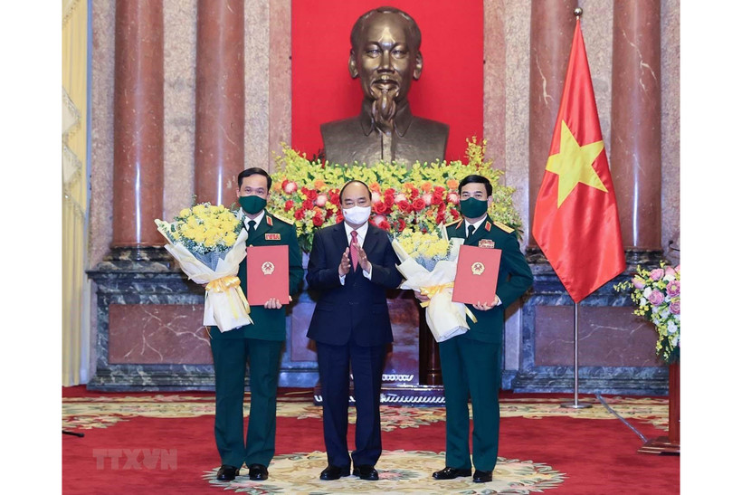 Chủ tịch nước Nguyễn Xuân Phúc trao Quyết định thăng quân hàm cho Bộ trưởng Bộ Quốc phòng Phan Văn Giang và Thứ trưởng Bộ Quốc phòng Vũ Hải Sản. (Ảnh: TTXVN)