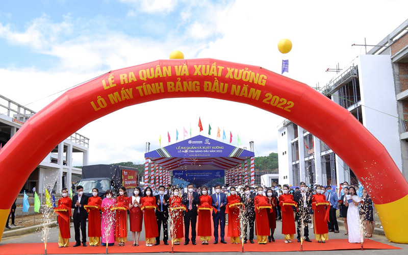 Lễ bàn giao lô hàng máy tính bảng đầu tiên năm 2022. 