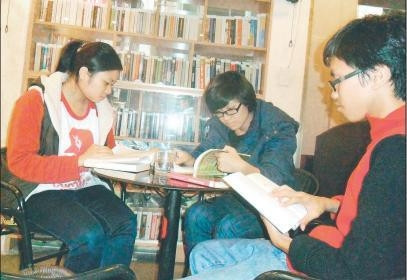Các bạn trẻ đọc sách tại quán cà-phê sách Lollybooks.