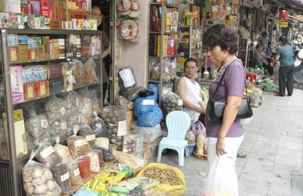 Người dân mua thuốc đông y trên phố Lãn Ông (Hà Nội). 