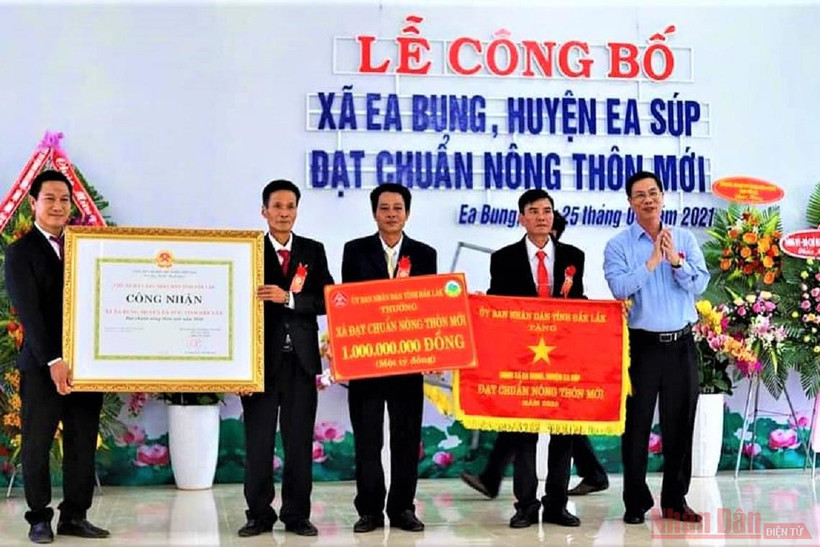 Lãnh đạo Đảng ủy, UBND xã Ea Bung nhận Bằng công nhận đạt chuẩn NTM, cờ thi đua và tiền thưởng một tỷ đồng do UBND tỉnh Đắk Lắk trao tặng. 