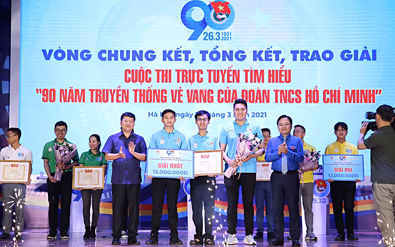 Đại diện Ban Tổ chức Cuộc thi trao giải nhất tặng các thí sinh đội "Đồng Lộc"