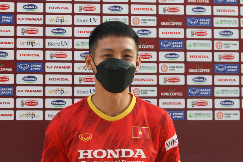 Hùng Dũng trả lời phỏng vấn trước buổi tập. (Ảnh: VFF)