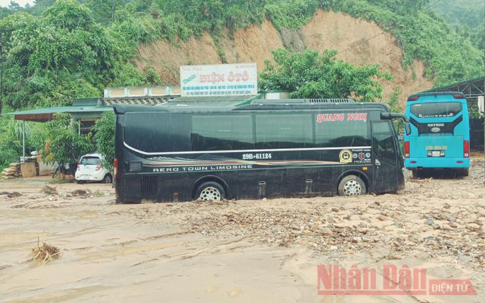 Nhiều tài sản của người dân bị bùn đất vùi lấp. 