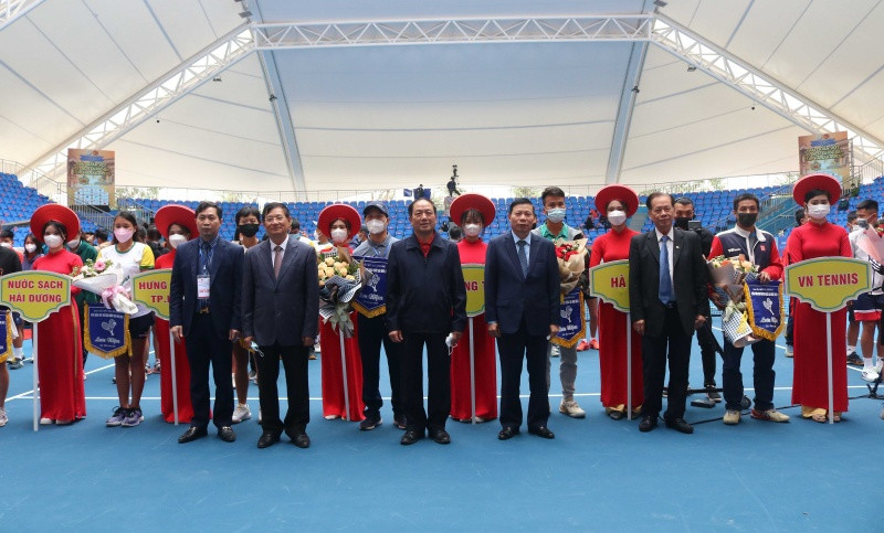 Ban Tổ chức trao cờ lưu niệm cho các đội.