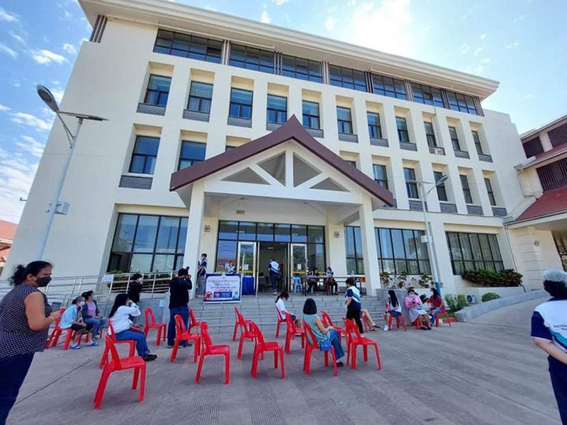 Tiêm vaccine ngừa Covid-19 cho trẻ từ 12-17 tuổi tại Thủ đô Vientiane. Hiện có khoảng 90.000 trường hợp trong nhóm này được tiêm mũi thứ nhất. Ảnh: Xuân Sơn