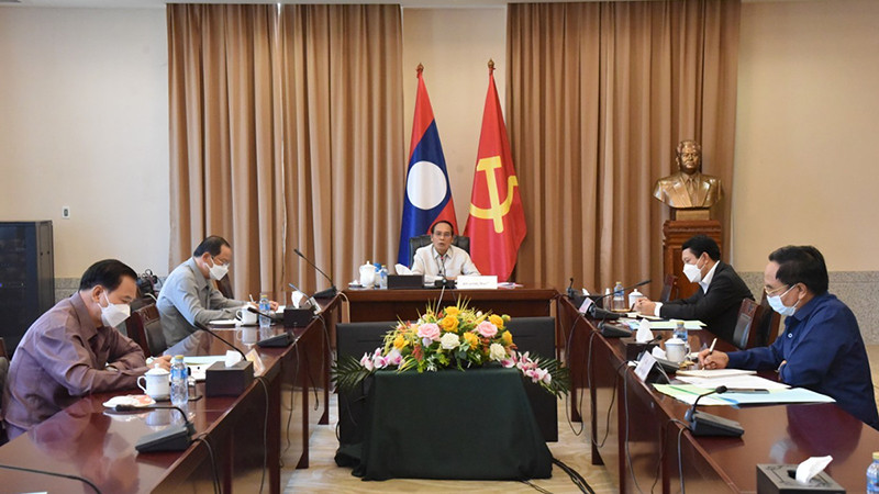 Đồng chí Bounthong Chitmany (giữa) chủ trì hội nghị. Ảnh: Pasaxon