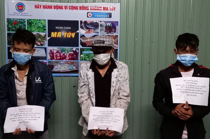 Khởi tố vụ án cùng ba bị can tổ chức cho người khác nhập cảnh trái phép.