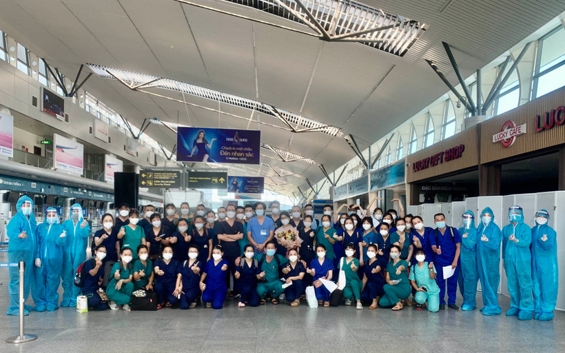 Đoàn y, bác sĩ Đà Nẵng tiếp sức cho Hồ Chí Minh chống dịch. (Ảnh: VNA cung cấp)