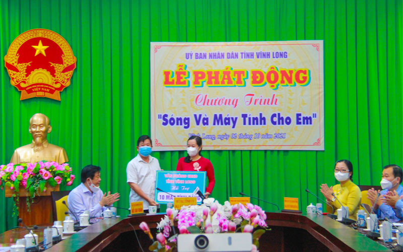 Nhiều tổ chức, cá nhân hỗ trợ chương trình “Sóng và máy tính cho em” tại lễ phát động.