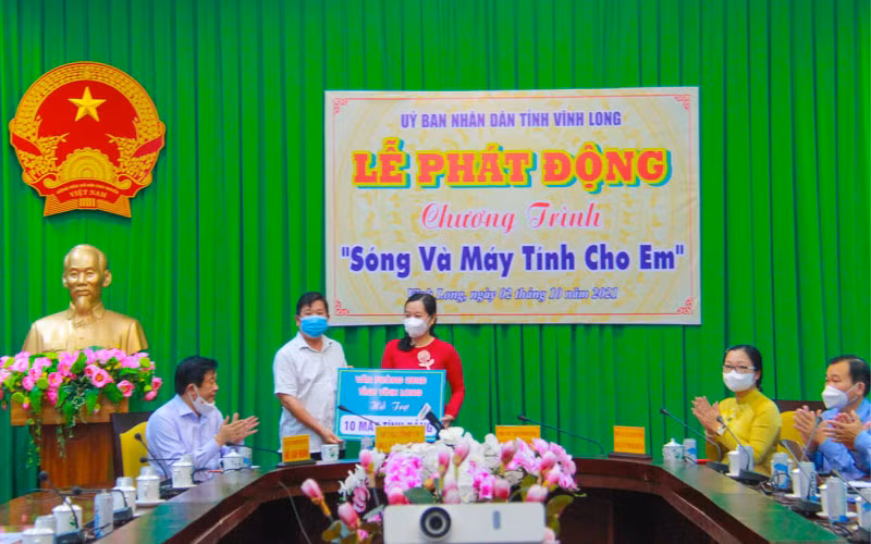 Nhiều tổ chức, cá nhân hỗ trợ chương trình “Sóng và máy tính cho em” tại lễ phát động.