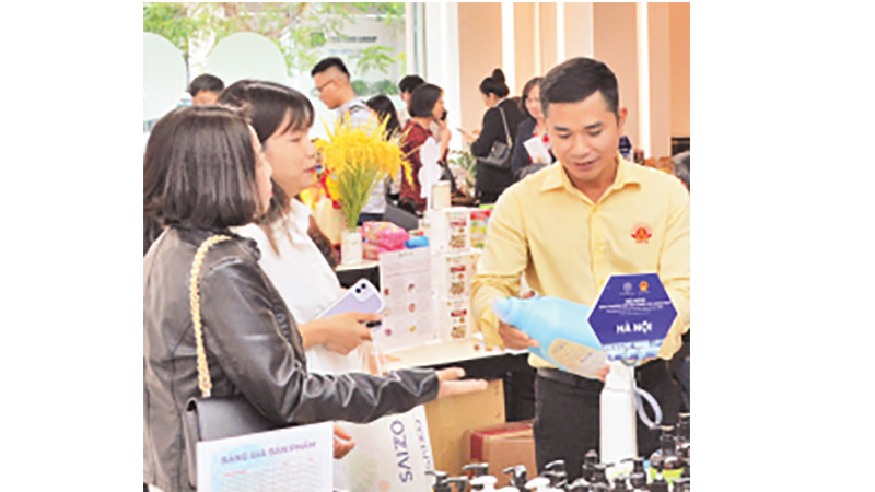 Các doanh nghiệp giới thiệu sản phẩm tại Hội nghị kết nối giao thương cung cầu năm 2020.