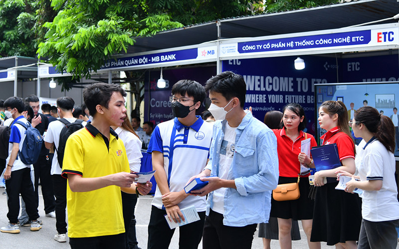 Các bạn sinh viên tìm hiểu về cơ hội việc làm, thực tập tại các doanh nghiệp, phòng thí nghiệm công nghệ tại ngày hội.