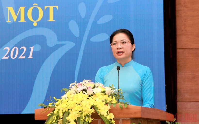 Chủ tịch Hội Liên hiệp Phụ nữ Hà Thị Nga phát biểu tại hội nghị.