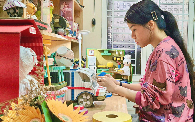 Thanh Thương thực hiện mô hình xe cứu thương và các bác sĩ bằng nghệ thuật gấp giấy Kami. 