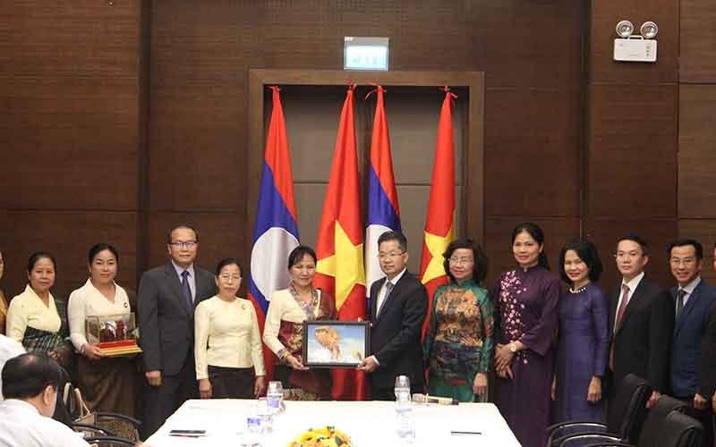 Đồng chí Nguyễn Văn Quảng trao tặng quà cho Đoàn đại biểu cấp cao Hội Liên hiệp phụ nữ Lào.