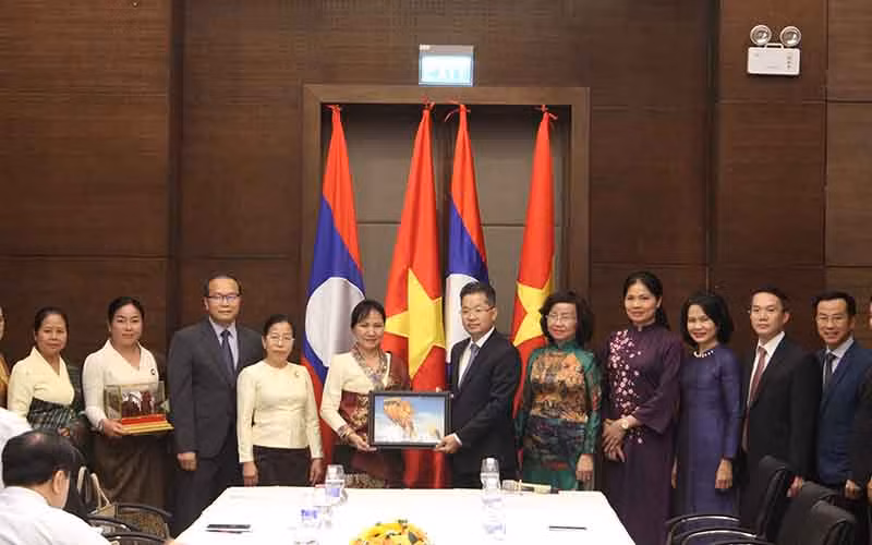 Đồng chí Nguyễn Văn Quảng trao tặng quà cho Đoàn đại biểu cấp cao Hội Liên hiệp phụ nữ Lào.