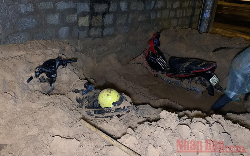 Cát tràn xuống đường tại vị trí Km 42 đường ĐT716, đoạn qua xã Hòa Thắng, huyện Bắc Bình làm giao thông qua các khu vực này bị gián đoạn nghiêm trọng, vùi lấp nhiều xe máy.