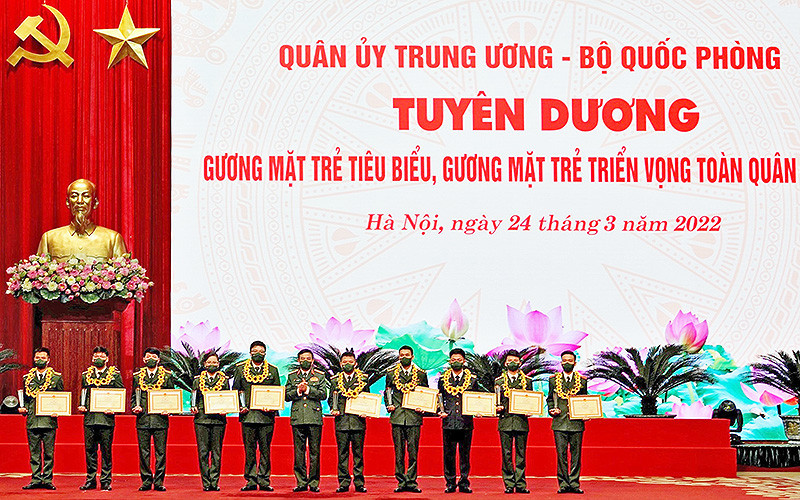Đại tướng Phan Văn Giang (đứng giữa) trao danh hiệu Gương mặt trẻ tiêu biểu toàn quân năm 2021 tặng 10 cá nhân xuất sắc tại buổi lễ.