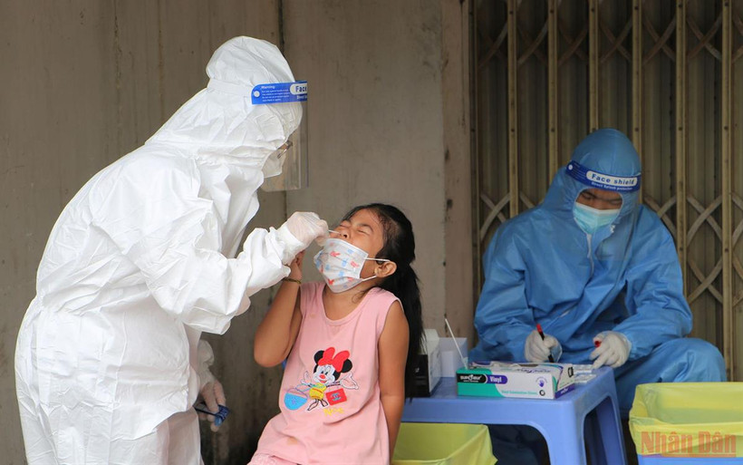 Lấy mẫu xét nghiệm Covid-19 cho trẻ em ở Đồng Nai.